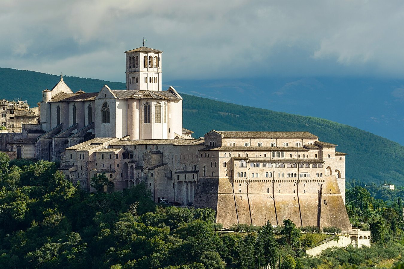 San Francesco, Mattarella ad Assisi: “Profeta di pace e amore. Uccidere in nome di Dio colpa più grande”