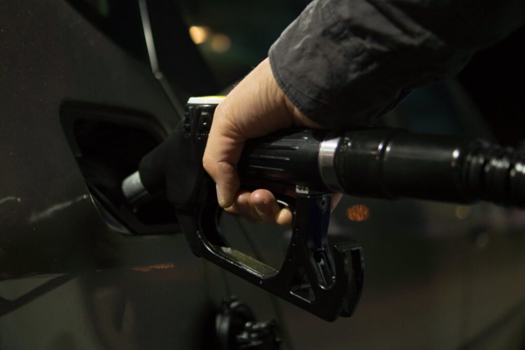Șoferii din UE ar putea plăti mai mult pentru motorină dacă SUA limitează exporturile. Europa depinde tot mai mult de importurile americane