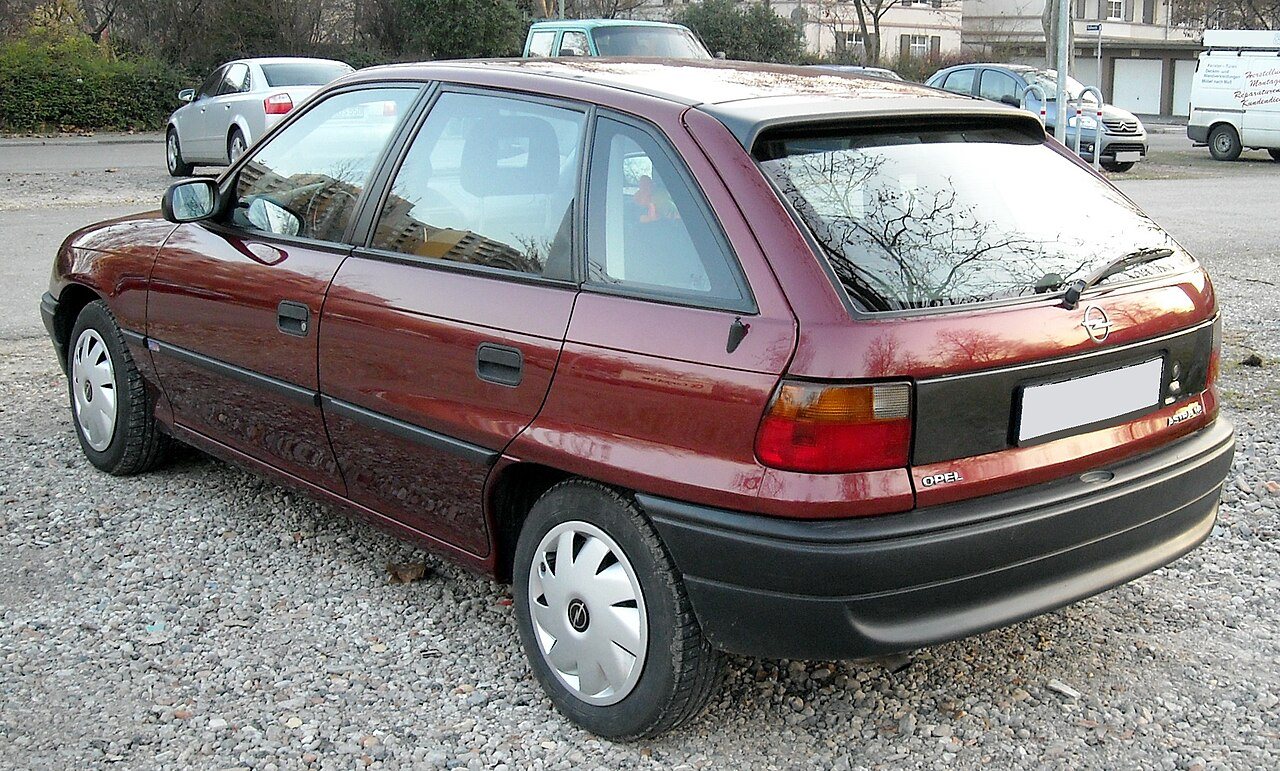 Vista trasera de un Opel Astra F, diciembre de 2008