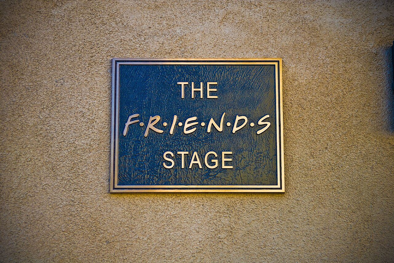 After filming of the finale concluded, Stage 24 at Warner Bros. Studios, where Friends had been filmed since season 2, was renamed "The Friends Stage".