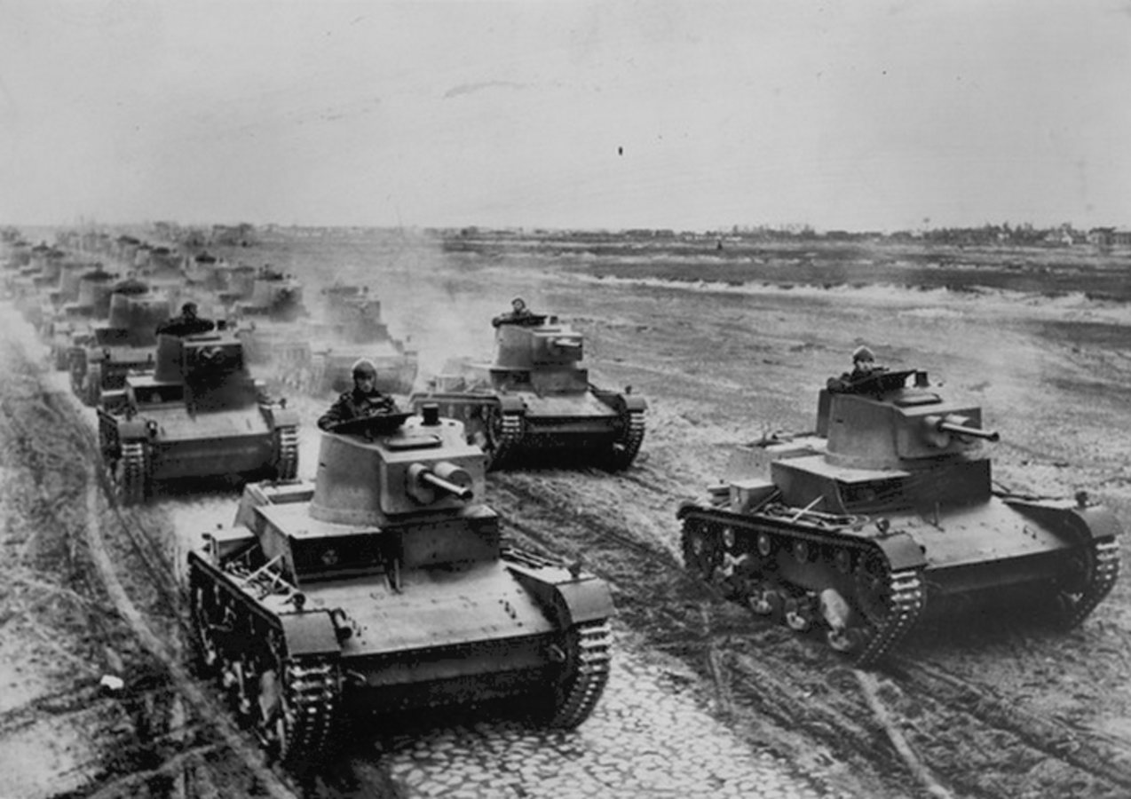 Tanques 7TP del Ejército polaco durante maniobras militares poco antes de la invasión alemana de Polonia en 1939