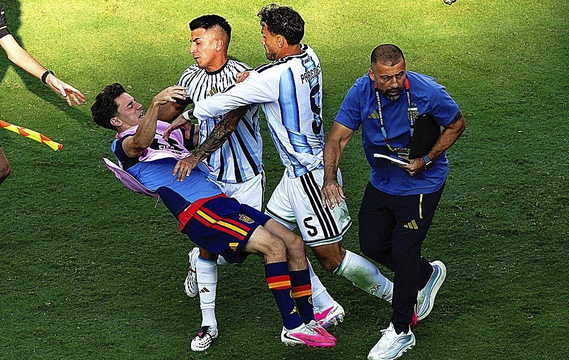 La FIFA sanciona con 10 partidos a Paredes, siete a Molina, tres a Ayala, uno a Almada y uno a Gavi por las agresiones tras la final del Mundial
