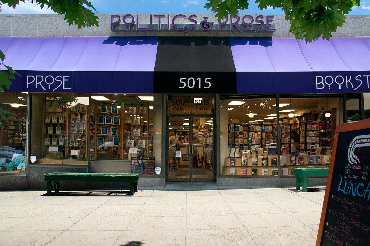 Politics and Prose patřil mezi některé podniky v D.C., které byly rovněž obtěžovány kvůli konspirační teorii Pizzagate.(35)