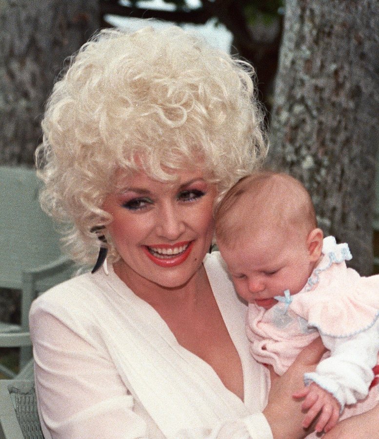 Parton trzymająca dziecko w Honolulu na Hawajach, 1983