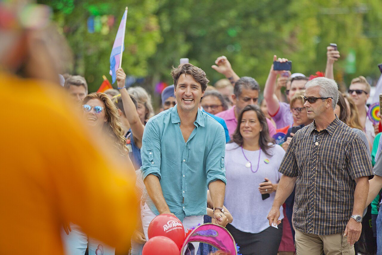 Trudeau al Vancouver Pride Parade del 2018, accompagnato dall'allora ministra della Giustizia Jody Wilson-Raybould, che in seguito sarebbe stata al centro del caso SNC-Lavalin nel 2019
