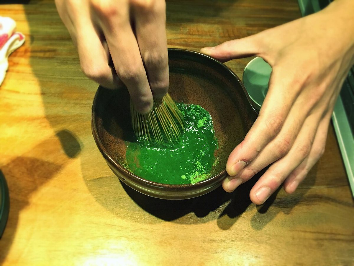 Koicha battu au chasen dans un chawan