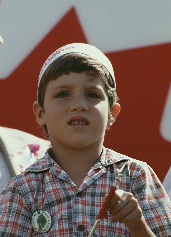 Trudeau mentre guarda una parata a Ottawa, giugno 1978