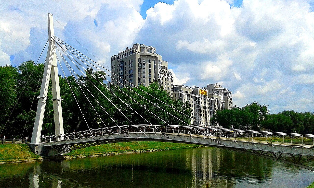 "Ce sont des kilomètres qui représentent des vies humaines" : à Kharkiv, l'Ukraine installe des filets pour protéger une autoroute des drones russes