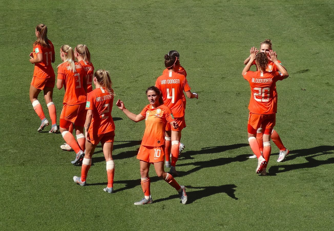 Oranje Leeuwinnen in Hongarije begonnen aan cruciale WK play-offs, eerste kans voor Viktoria Pelova