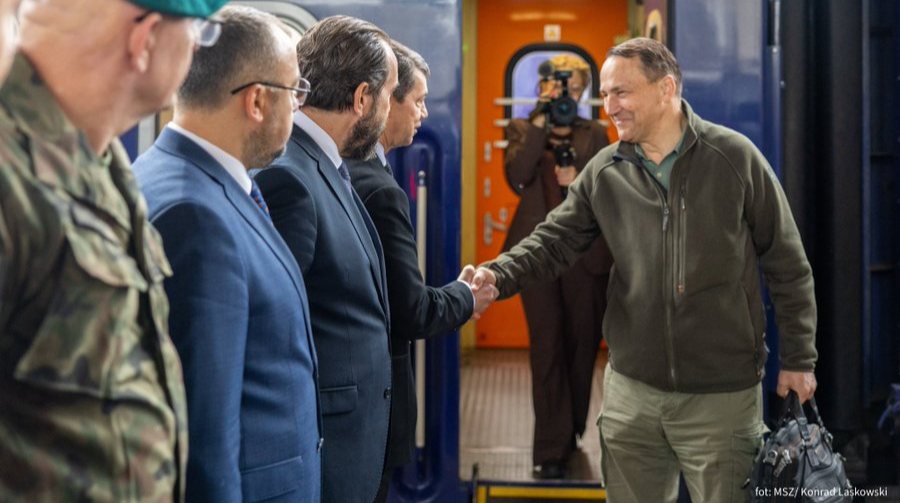 Сікорський прибув до Києва