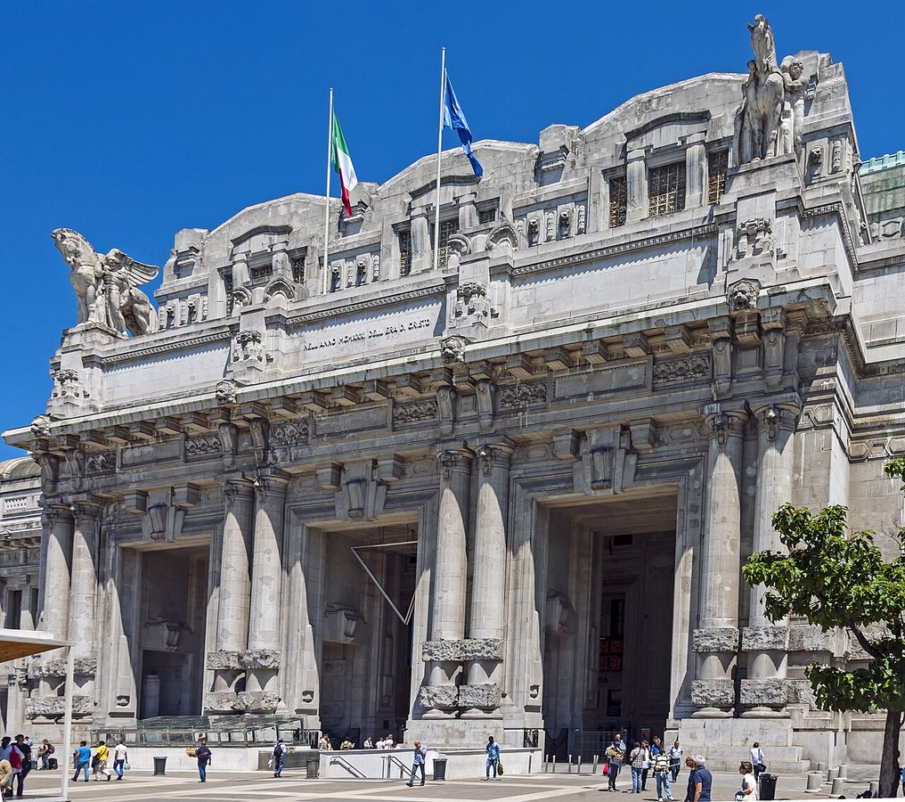 Přední portikus milánského hlavního nádraží Stazione Centrale