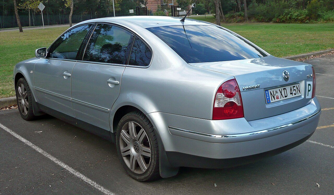 2003er Volkswagen Passat 3BG MY03 SE V6 Limousine, Heckansicht schräg