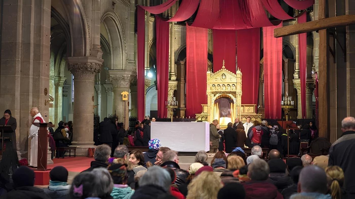 La Sainte Tunique du Christ va quitter Argenteuil pour la visite de Léon XIV : les coulisses d’un déplacement exceptionnel au Stade de France
