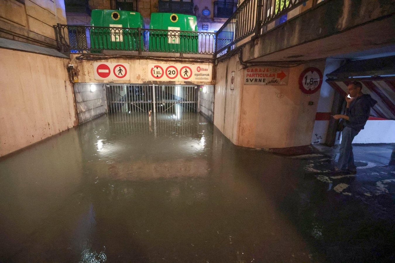 Las fuertes lluvias inundan el centro de Bilbao y causan numerosas incidencias en Bizkaia