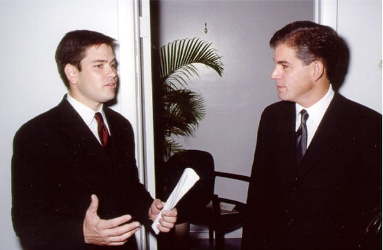 Rubio (izquierda) conversando con el alcalde del condado de Miami-Dade, Alex Penelas, en 2001