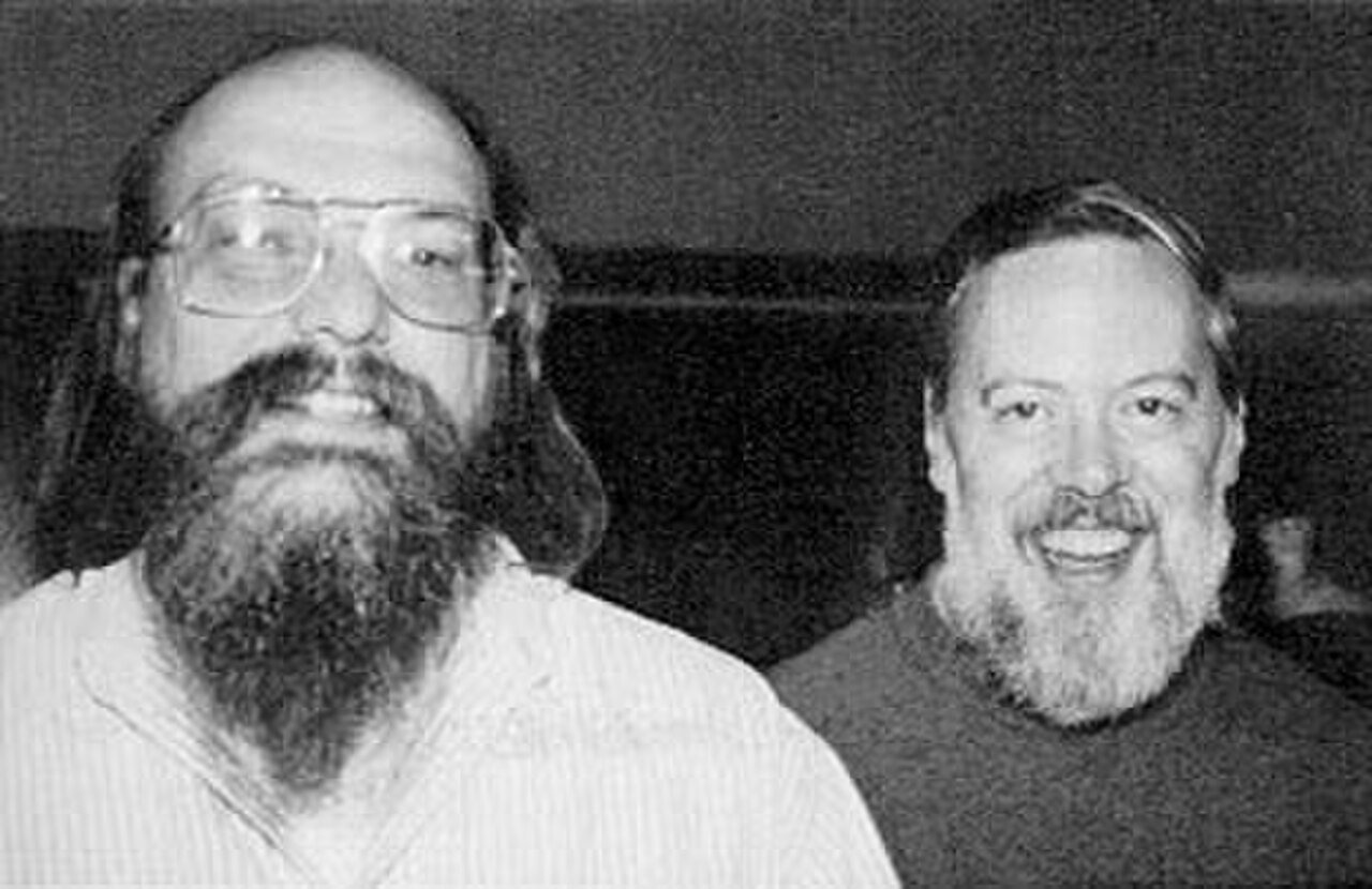 Dennis Ritchie (derecha), inventor del lenguaje de programación C, junto a Ken Thompson