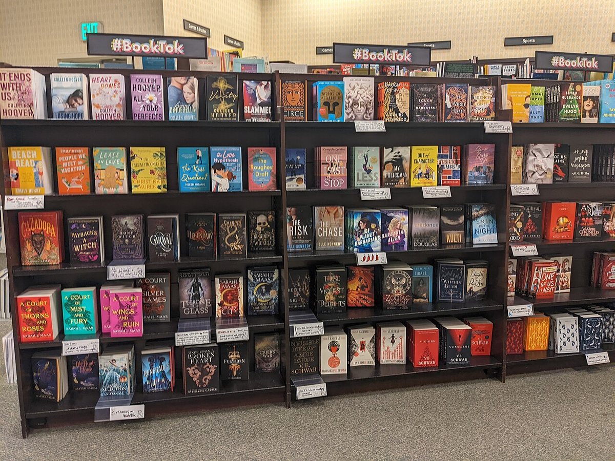 Sekcja BookTok w sklepie Barnes & Noble w The Grove at Farmers Market w Hollywood, luty 2022