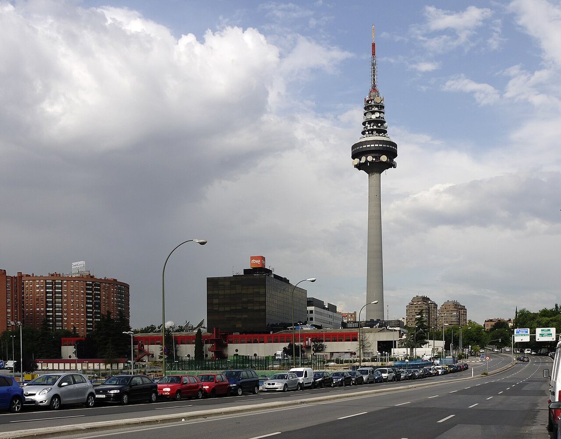 Die zentralen Nachrichtendienste von TVE befinden sich am Fuß des Torrespaña. Der Turm wurde 1982 eröffnet und gehörte bis 1989 TVE.