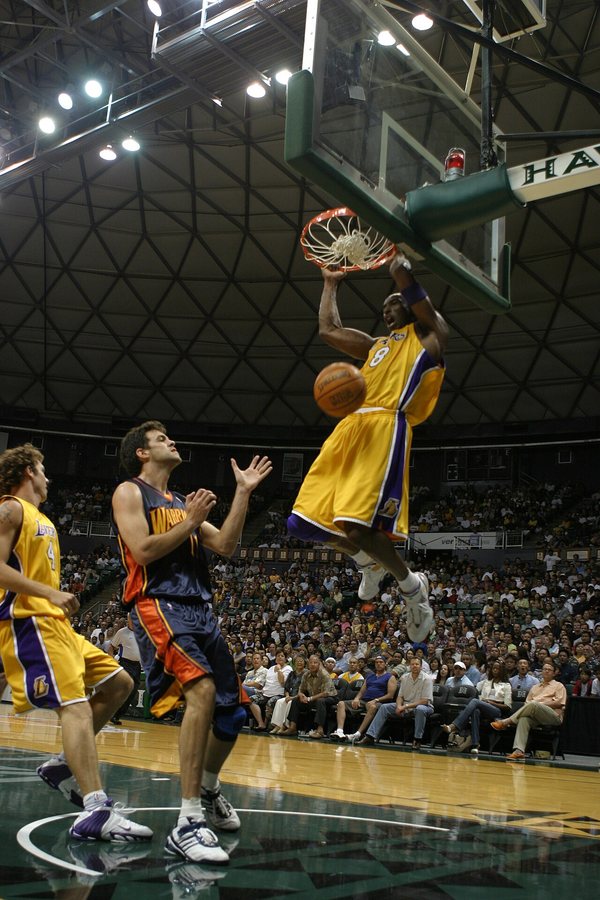 Bryant wsadza piłkę podczas meczu przedsezonowego z Golden State Warriors w Honolulu na Hawajach w październiku 2005 roku