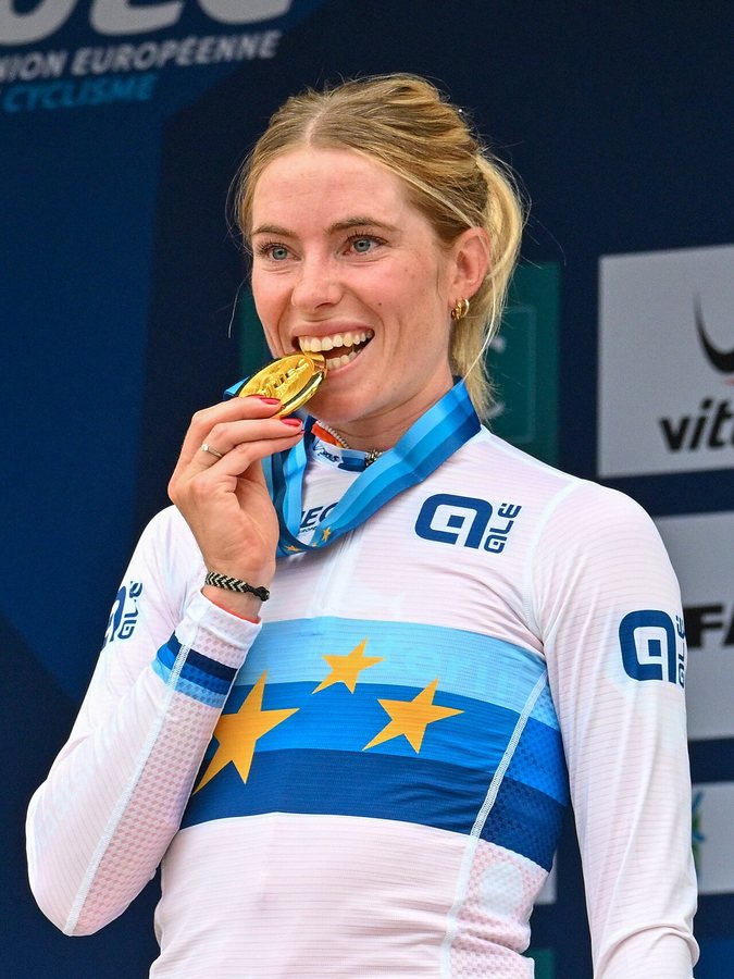 Eerste wereldtitel voor Demi Vollering, Lotte Kopecky eindigt op ruim acht minuten