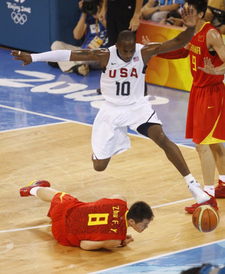 Bryant unika kolizji w meczu z Chinami podczas Letnich Igrzysk Olimpijskich 2008