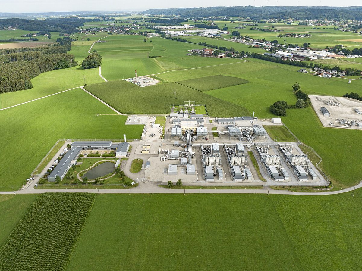 European gas eases from 2023 peaks; shipping risks, low storage anchor prices