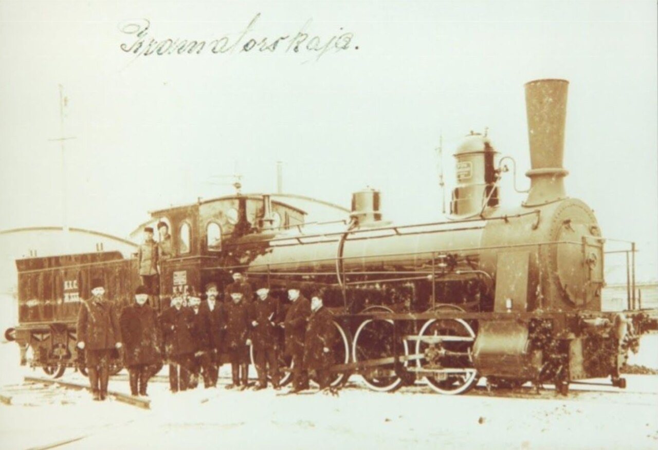 Lokomotive am Bahnhof Kramatorsk (Kramatorskaja) der Bahnstrecke Kursk–Charkiw–Asow