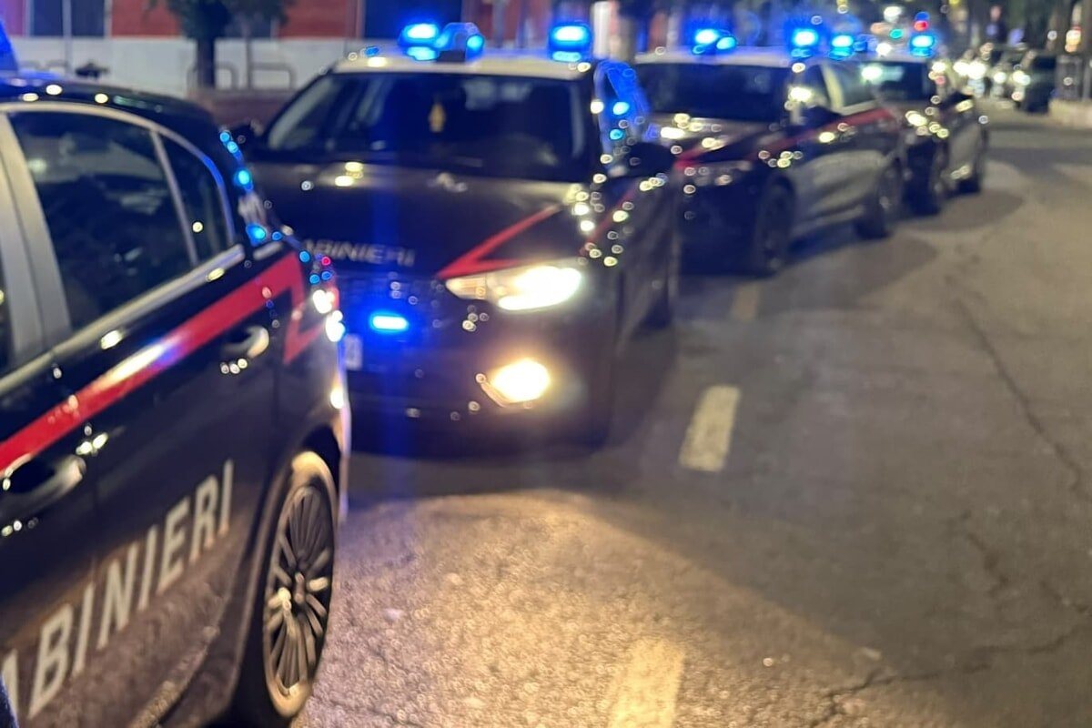 Lite nel bar finisce nel sangue: 21enne accoltellato alla schiena e allo zigomo