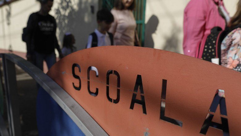 Elevii protestează luni la adresa introducerii uniformei școlare. Se vor îmbrăca în negru