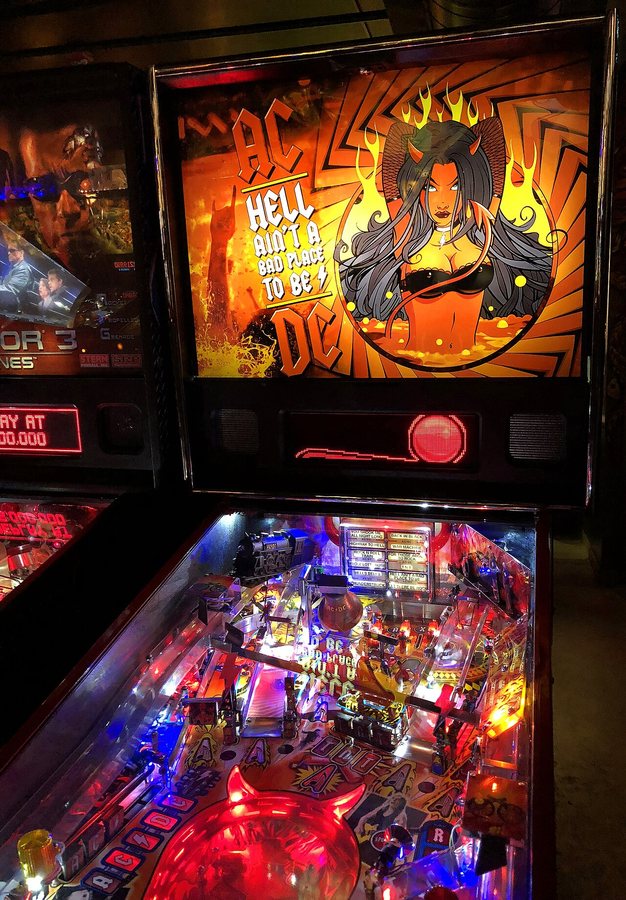 2024年にシアトルで撮影された、AC/DCをテーマにしたピンボールマシン
