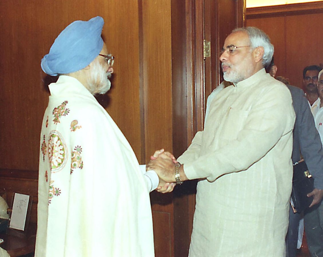 Modi trifft den damaligen Premierminister Manmohan Singh im Jahr 2004