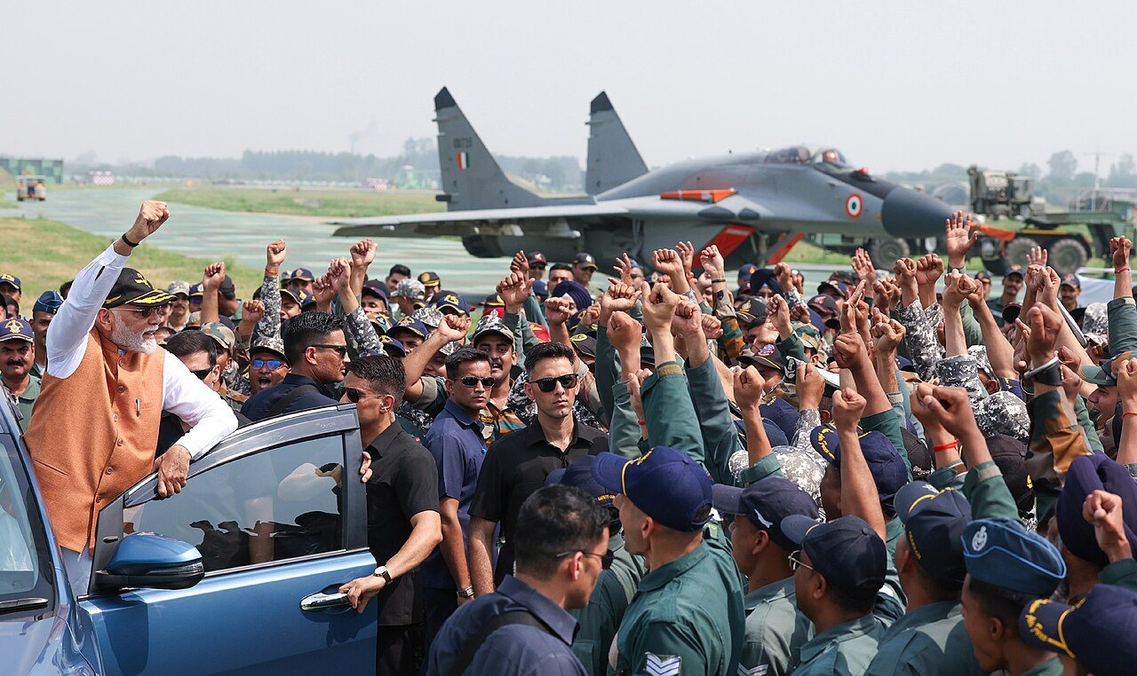 Modi während seines Besuchs auf dem Luftwaffenstützpunkt Adampur im Jahr 2025