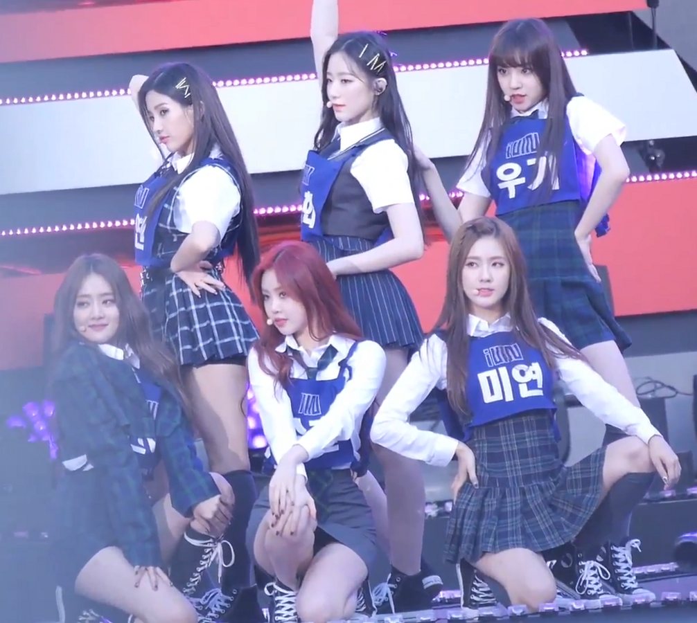 (G)I-dle performing their cover of 4Minute's Hot Issue in September 2018