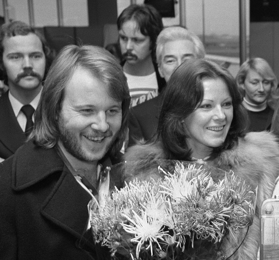 Benny Andersson a Anni-Frid Lyngstadová na letišti Amsterdam Schiphol, 1976