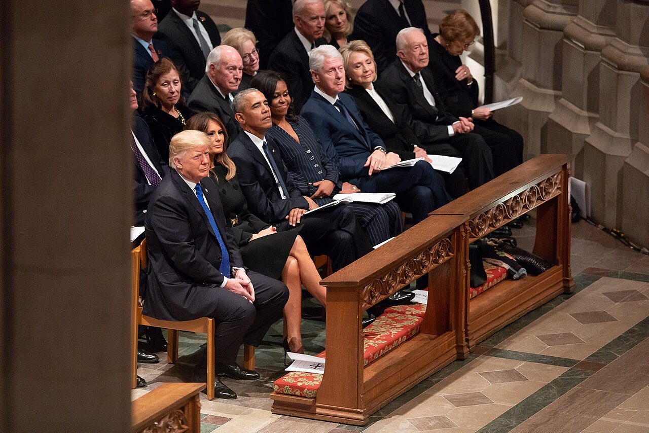 Biden uczestniczy w państwowym pogrzebie George'a H. W. Busha w grudniu 2018 roku