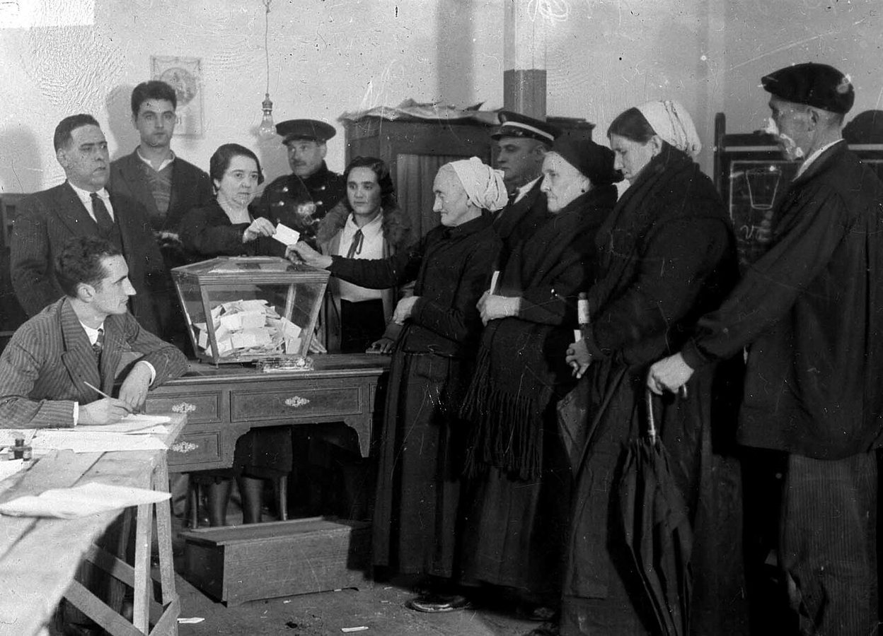 Жінки голосують в Ейбарі в 1933 році, після того як було схвалено жіноче виборче право. Депутатка Клара Кампоамор була ключовою фігурою у здобутті цього права