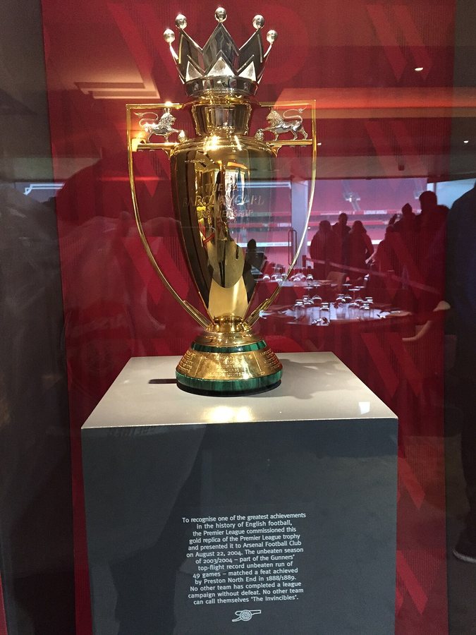 Złoty puchar Premier League przyznany Arsenalowi za zdobycie tytułu w sezonie 2003–04 bez porażki