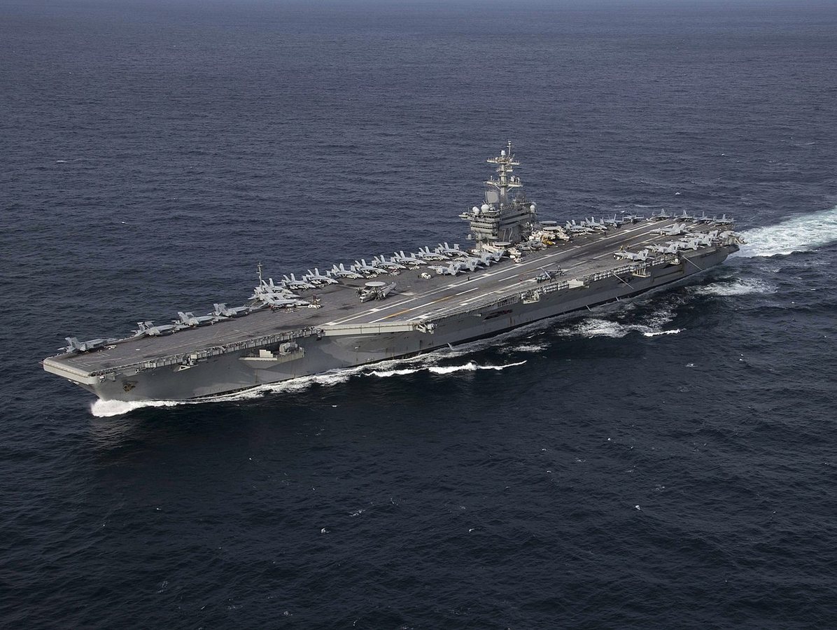 Amerikaanse senator haalt uit na 8 zelfmoordpogingen op USS Abraham Lincoln: “De president negeerde hen”