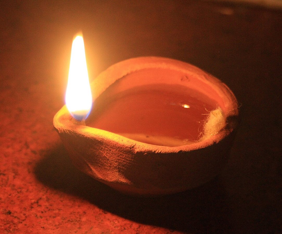 Dhanteras rozpoczyna obchody Diwali rzędami lamp diya lub panati, sprzątaniem domów i rangoli na podłodze