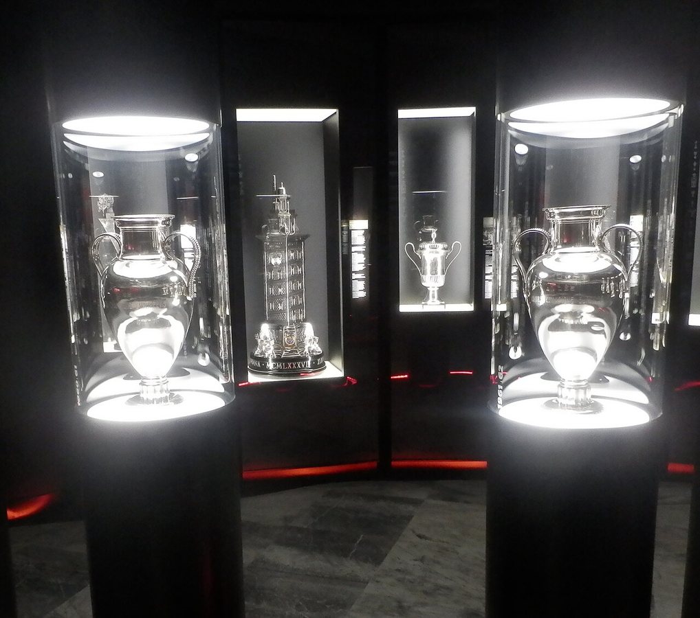 Le due Coppe dei Campioni del Benfica (in primo piano) al Museu Benfica – Cosme Damião