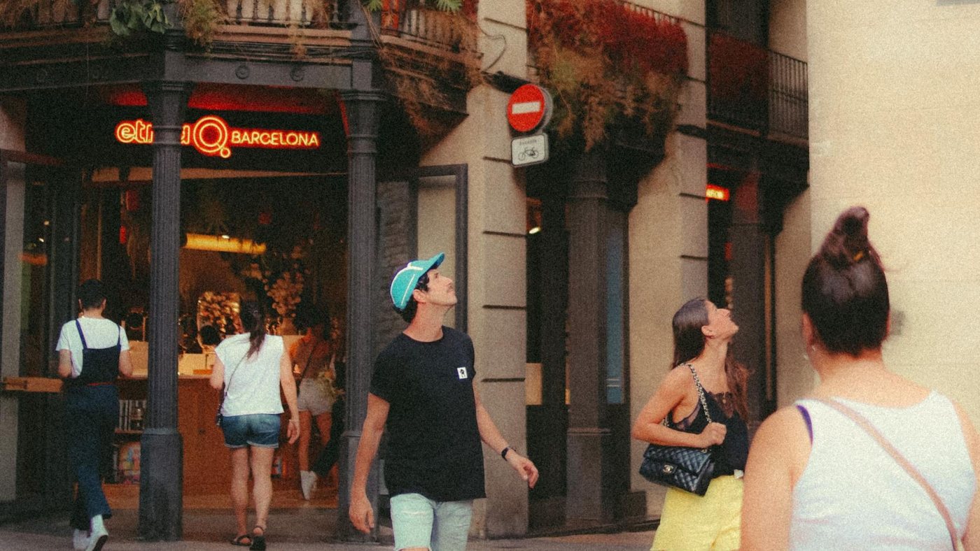 Cómo viajan los españoles: más escapadas, menos tiempo y un gasto promedio que parece cambiar de rumbo