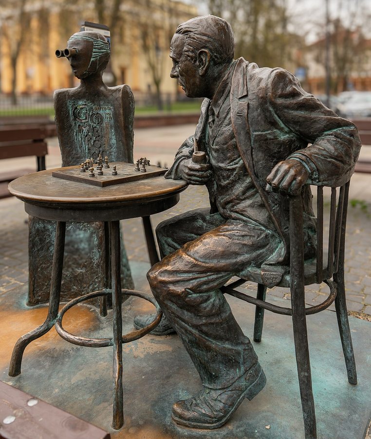 Radom, place de la Constitution-du-3-Mai, monument à Witold Gombrowicz