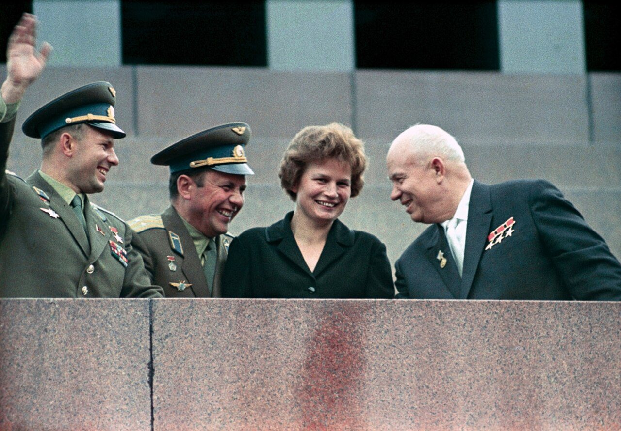 Jrushchov (derecha) con los cosmonautas Yuri Gagarin, Pável Popóvich y Valentina Tereshkova, 1963