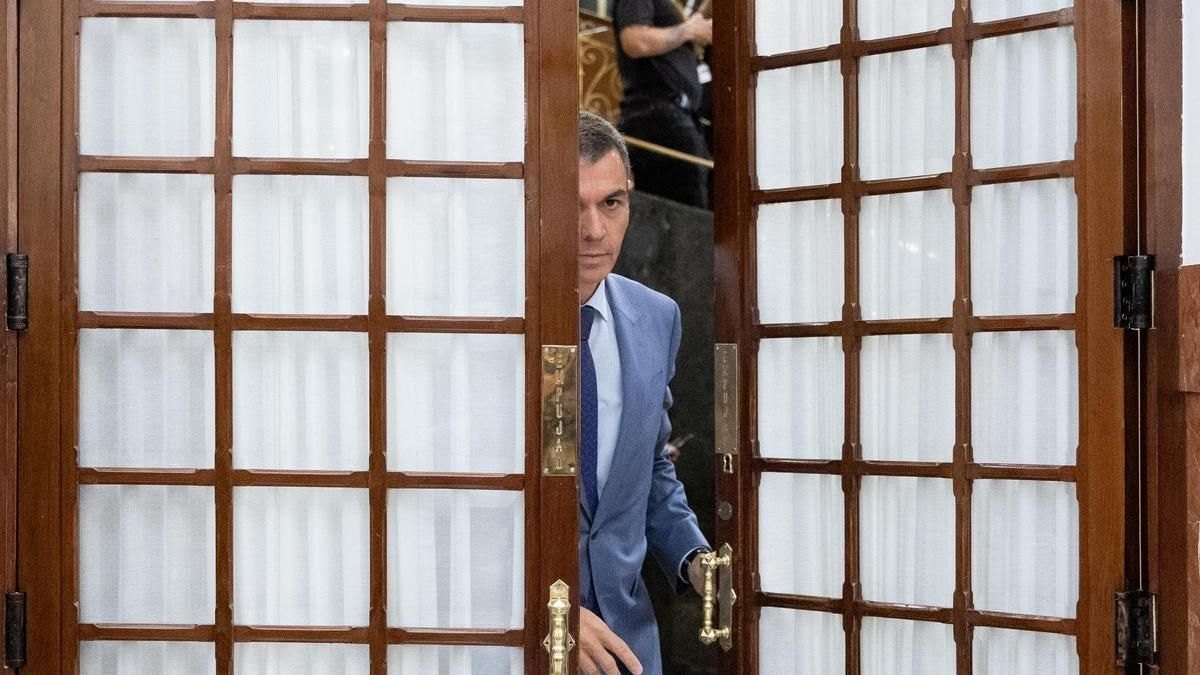 El freno judicial al uso del Puerto deja en 'shock' al Gobierno y bloquea el realojo inminente de inmigrantes en Ceuta