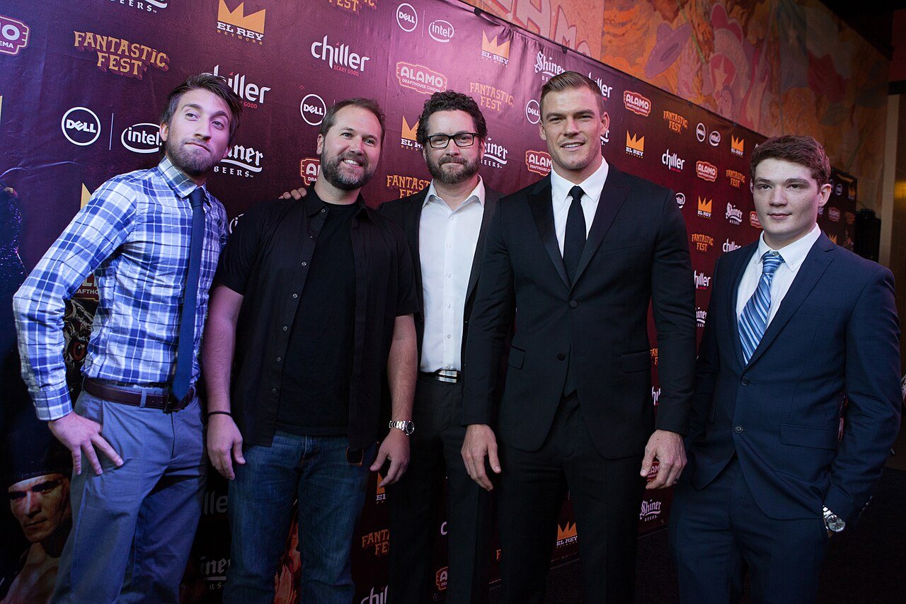 Alan Ritchson mit dem Ensemble und dem Regisseur bei der Premiere von Lazer Team im September 2015