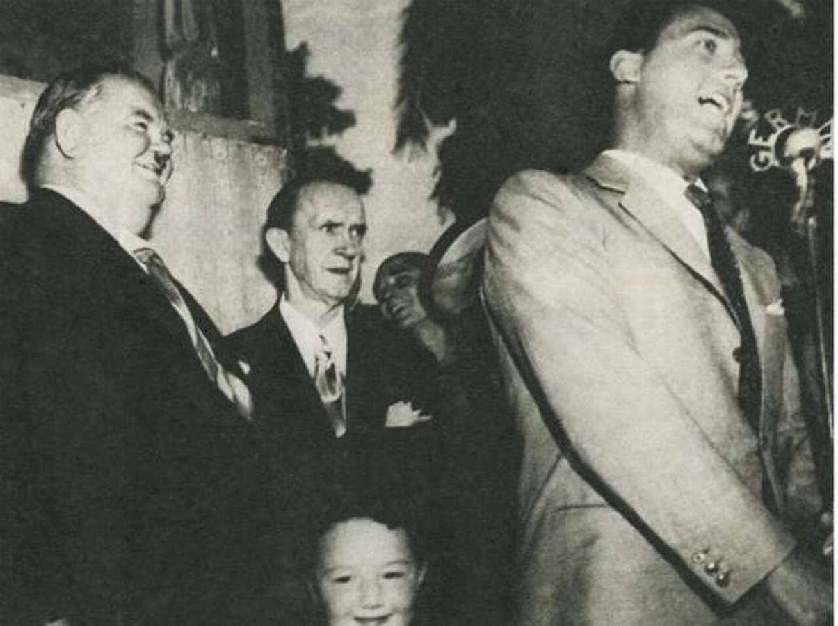 Sordi (po prawej) ze Stanem Laurelem (w środku) i Oliverem Hardym (po lewej) w Villa Aldobrandini w Rzymie, 25 czerwca 1950 roku