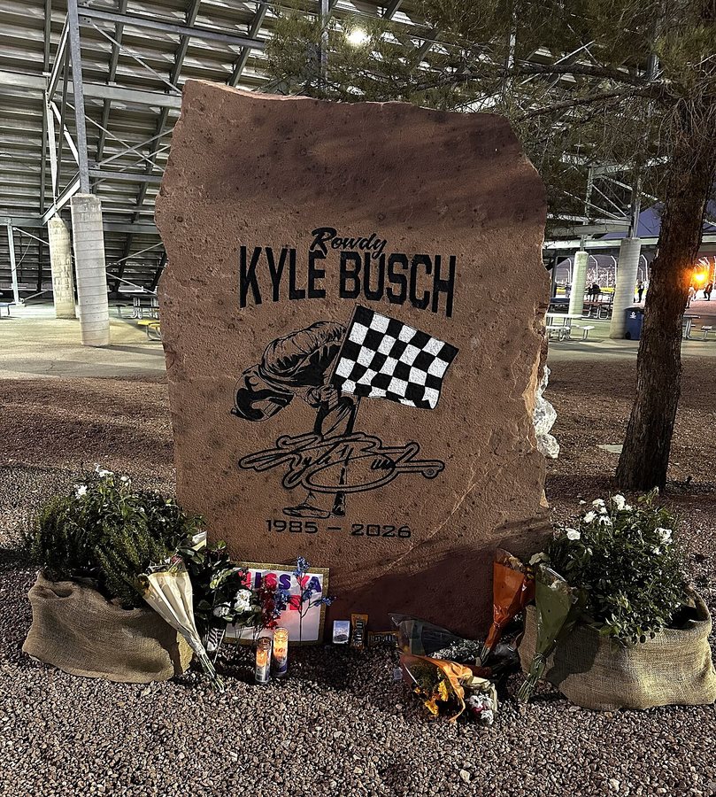 Pamiątkowy głaz z wizerunkiem ukłonu Buscha jest wystawiony na torze Las Vegas Motor Speedway
