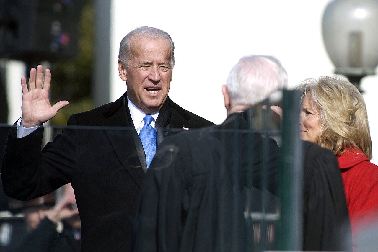 Biden składa przysięgę na stanowisko wiceprezydenta przed sędzią Sądu Najwyższego Johnem Paulem Stevensem 20 stycznia 2009 roku