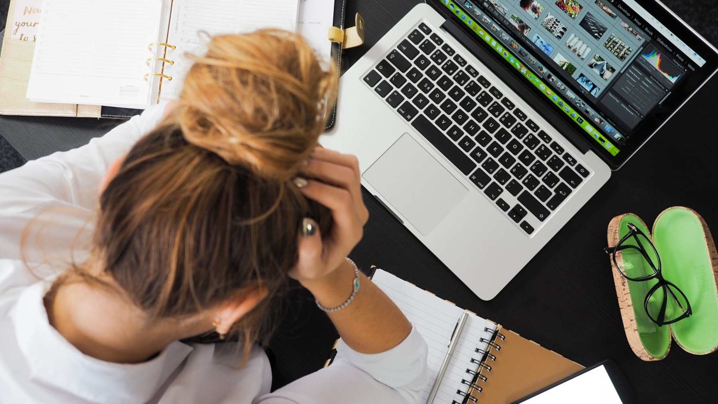 Una psicóloga, sobre trabajar mientras otros están de vacaciones: «Compararse sólo genera frustración»