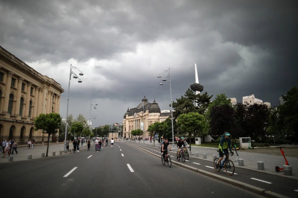 Vremea se schimbă radical de duminică. Ploi în toată țara, frig și primele ninsori la munte. În București, temperaturile se prăbușesc